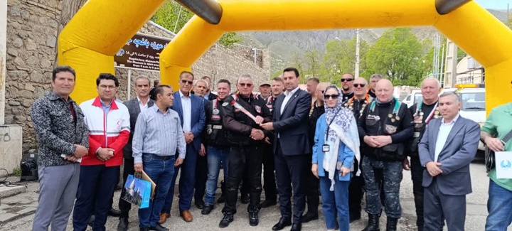 سياح بولنديون يدخلون ايران بدراجاتهم النارية من معبر بازركان