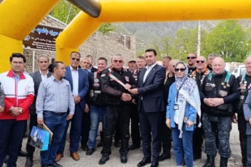 سياح بولنديون يدخلون ايران بدراجاتهم النارية من معبر بازركان