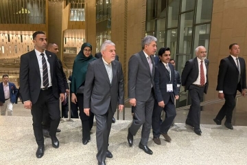 على هامش اجتماع وزراء السياحة للدول الثماني النامية في مصر؛ وزير التراث الثقافي والسياحة الإيراني يلتقي نظيره المصري
