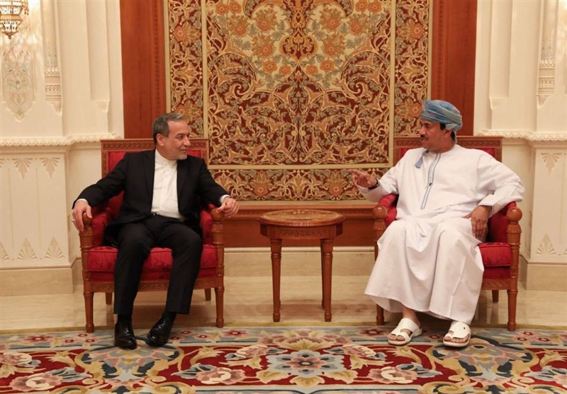 مفاوضات مسقط..وزير الخارجية الإيراني يصل إلى سلطنة عمان