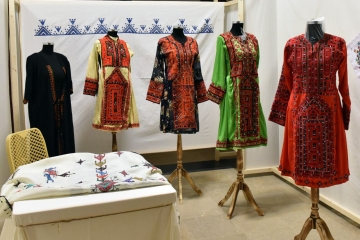 في مهرجان فجر الدولي بطهران الأزياء والملابس الإيرانية.. مزيج من التقاليد الأصيلة والإسلامية