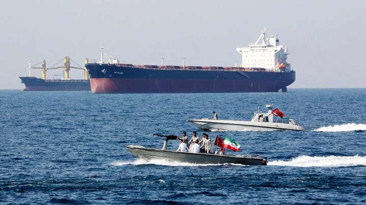 إيران تحتجز ناقلة نفط أجنبية في خليج عمان وتعتقل طاقمها