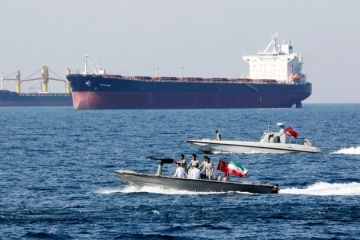 إيران تحتجز ناقلة نفط أجنبية في خليج عمان وتعتقل طاقمها
